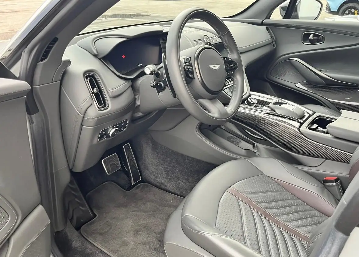 Aston Martin DBX 707 2026, extérieur — Nice Luxury Car Rental, Nice. Aston Martin DBX 707 in Nice La Aston Martin DBX 707 2026 fait partie des SUV proposés à…