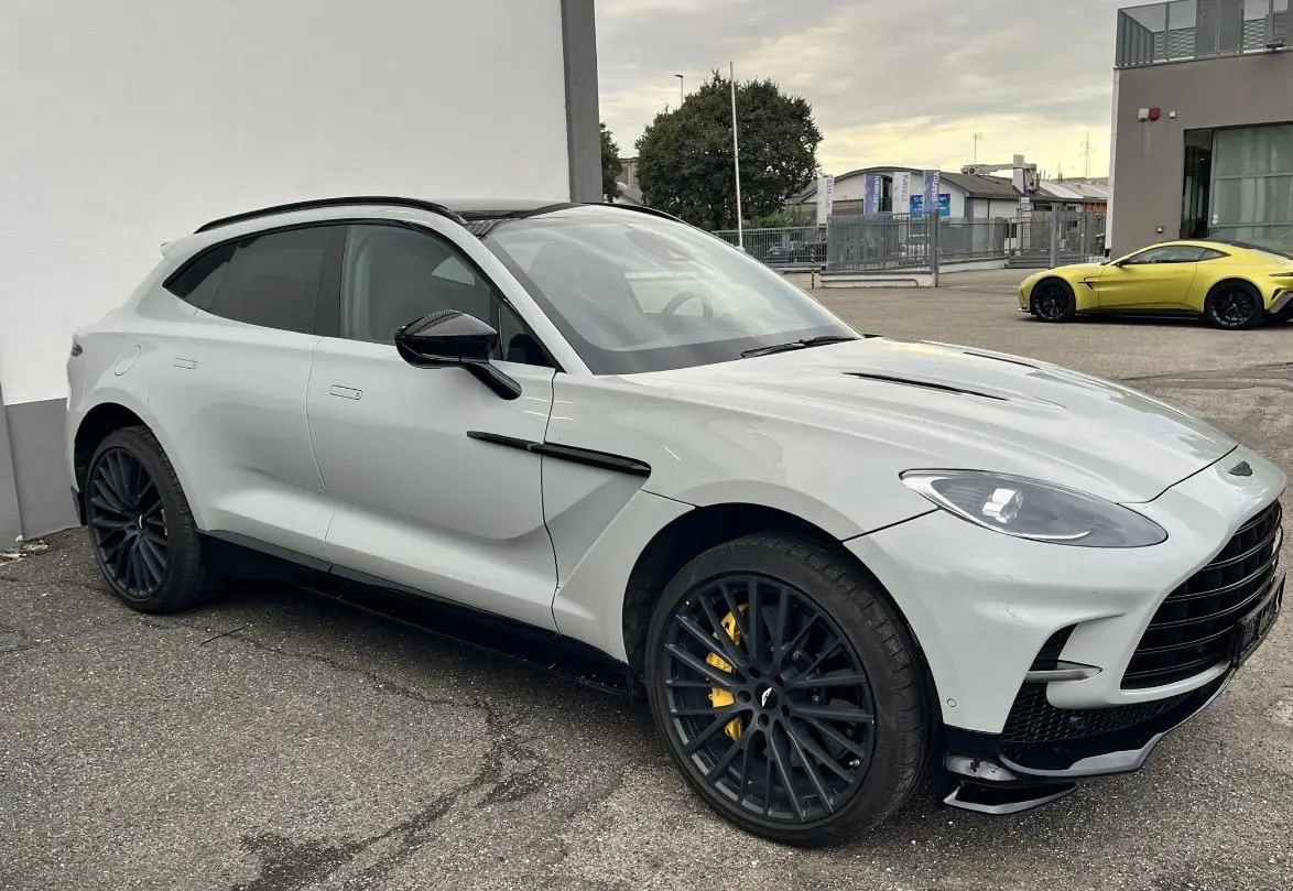 Aston Martin DBX 707 2026, vue avant — Nice Luxury Car Rental, Nice. Aston Martin DBX 707 in Nice La Aston Martin DBX 707 2026 fait partie des SUV proposés à…