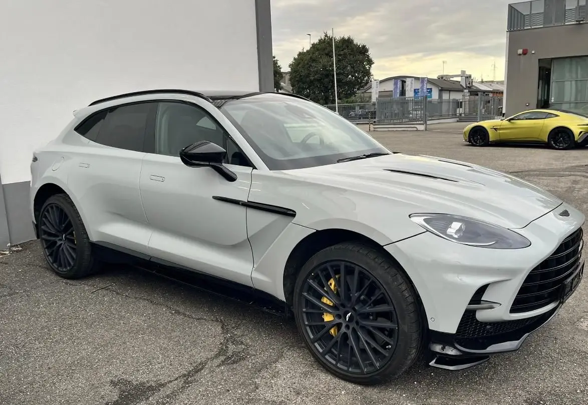 Aston Martin DBX 707 2026, vue avant — Nice Luxury Car Rental, Nice. Aston Martin DBX 707 in Nice La Aston Martin DBX 707 2026 fait partie des SUV proposés à…