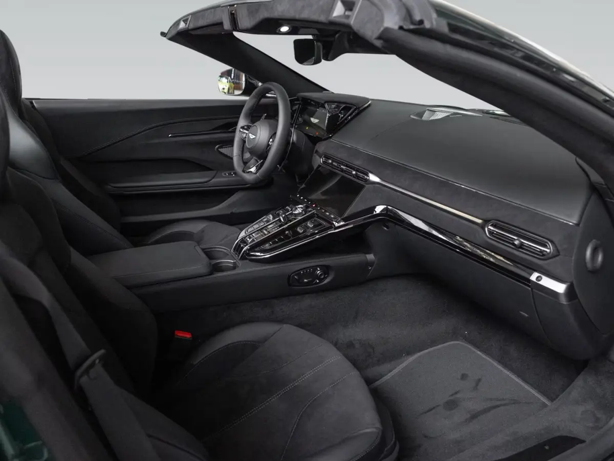 Aston Martin Vantage V8 Spider 2026, extérieur — Nice Luxury Car Rental, Nice. Aston Martin Vantage V8 Spider in Nice L'Aston Martin Vantage V8 Spider 2026 est…