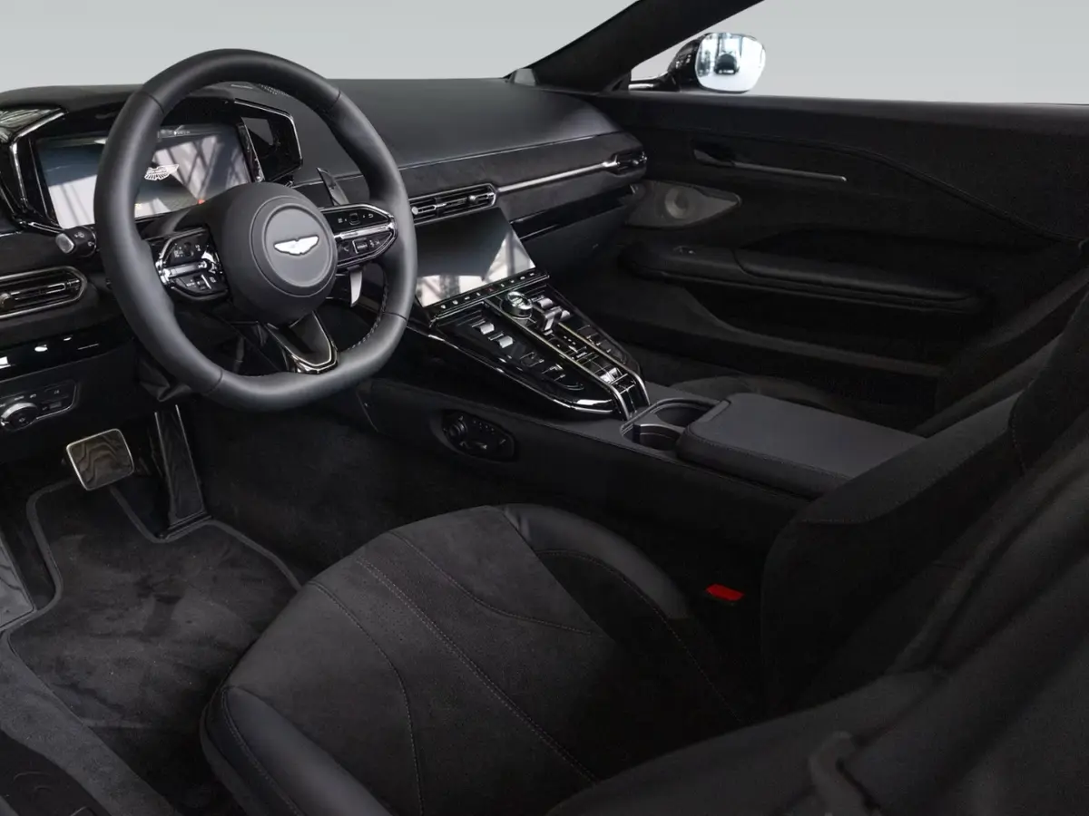 Aston Martin Vantage V8 Spider 2026, vue avant — Nice Luxury Car Rental, Nice. Aston Martin Vantage V8 Spider in Nice L'Aston Martin Vantage V8 Spider 2026 est…