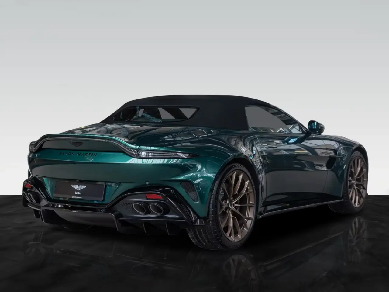 Aston Martin Vantage V8 Spider 2026, vue arrière — Nice Luxury Car Rental, Nice. Aston Martin Vantage V8 Spider in Nice L'Aston Martin Vantage V8 Spider 2026 est…