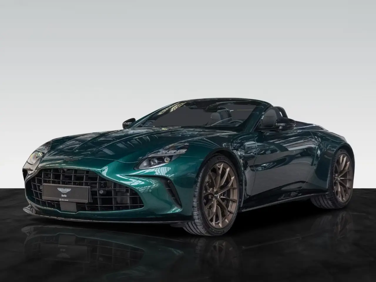 Aston Martin Vantage V8 Spider 2026, intérieur — Nice Luxury Car Rental, Nice. Aston Martin Vantage V8 Spider in Nice L'Aston Martin Vantage V8 Spider 2026 est…