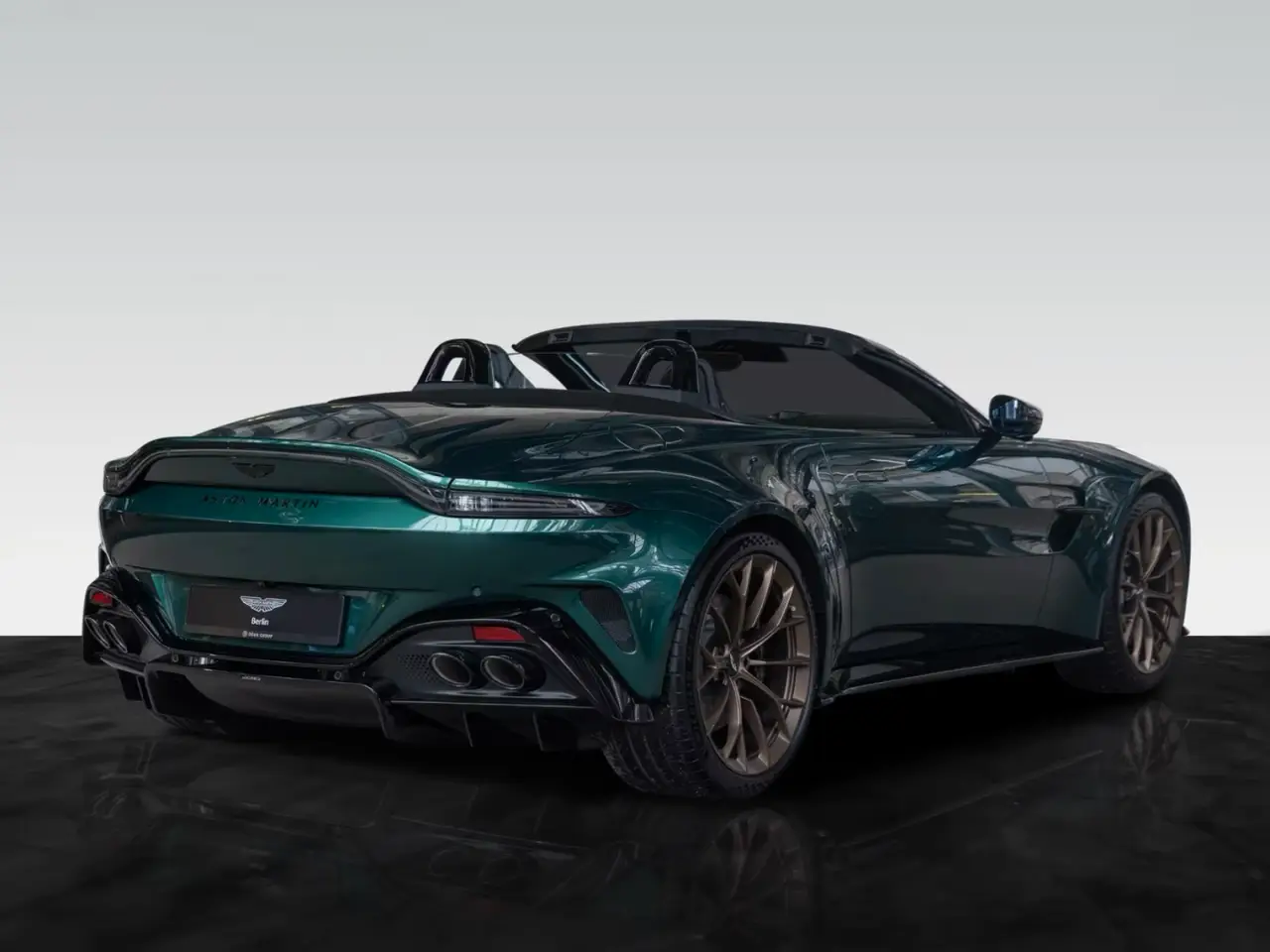 Aston Martin Vantage V8 Spider 2026, tableau de bord — Nice Luxury Car Rental, Nice. Aston Martin Vantage V8 Spider in Nice L'Aston Martin Vantage V8 Spider 2026 est…