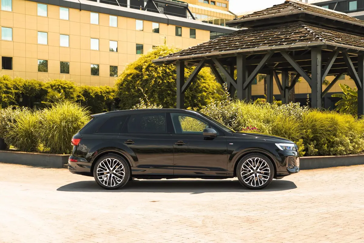 Audi Q7 50 TDI S-Line Edition 2025, вид спереди — Nice Luxury Car Rental, Ницца. Audi Q7 50 TDI S-Line Edition in Ницца Audi Q7 50 TDI S-Line Edition 2025 года доступен…