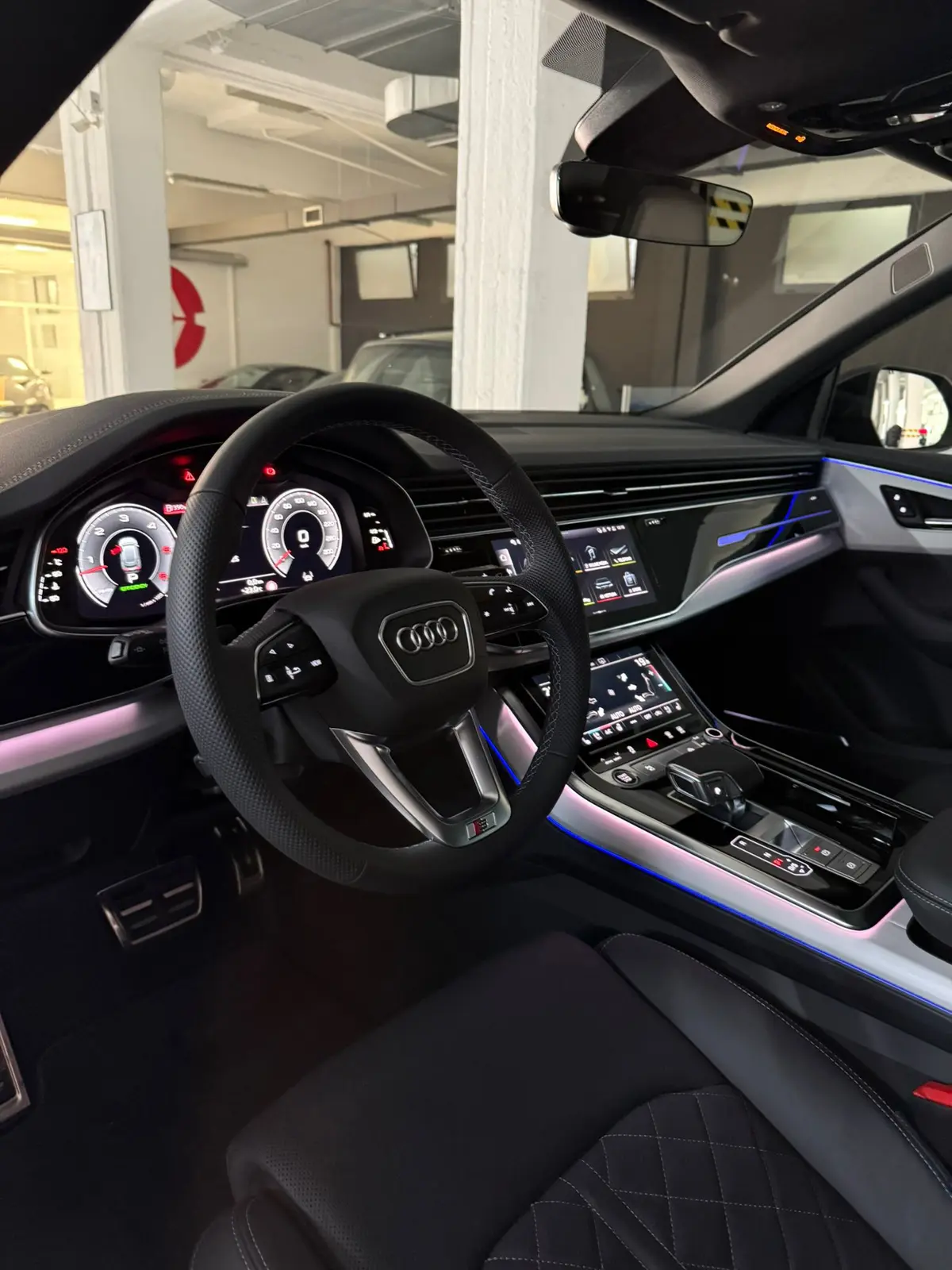 Audi Q8 2025, extérieur — Nice Luxury Car Rental, Nice. Audi Q8 in Nice L'Audi Q8 2025 est proposée à la location à Nice, avec une configuration…