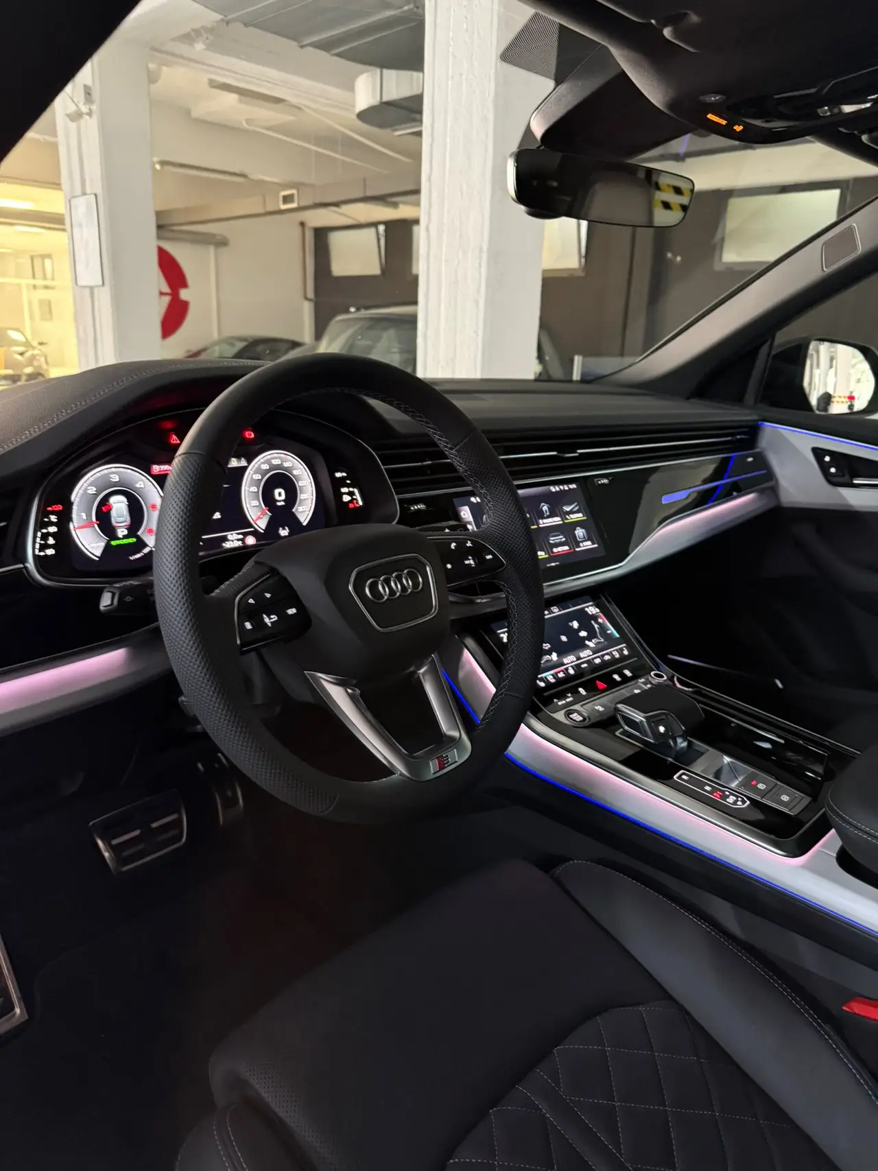 Audi Q8 2025, extérieur — Nice Luxury Car Rental, Nice. Audi Q8 in Nice L'Audi Q8 2025 est proposée à la location à Nice, avec une configuration…