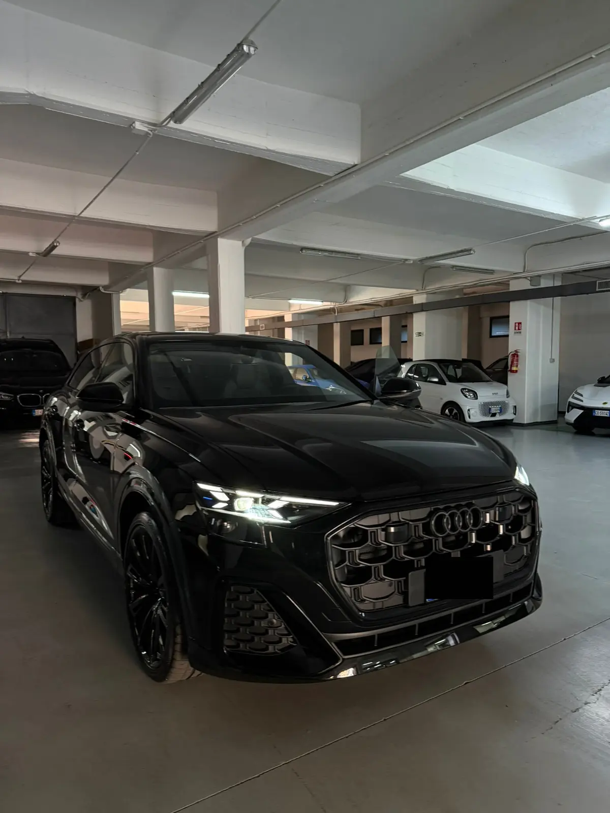 Audi Q8 2025, vue avant — Nice Luxury Car Rental, Nice. Audi Q8 in Nice L'Audi Q8 2025 est proposée à la location à Nice, avec une configuration…