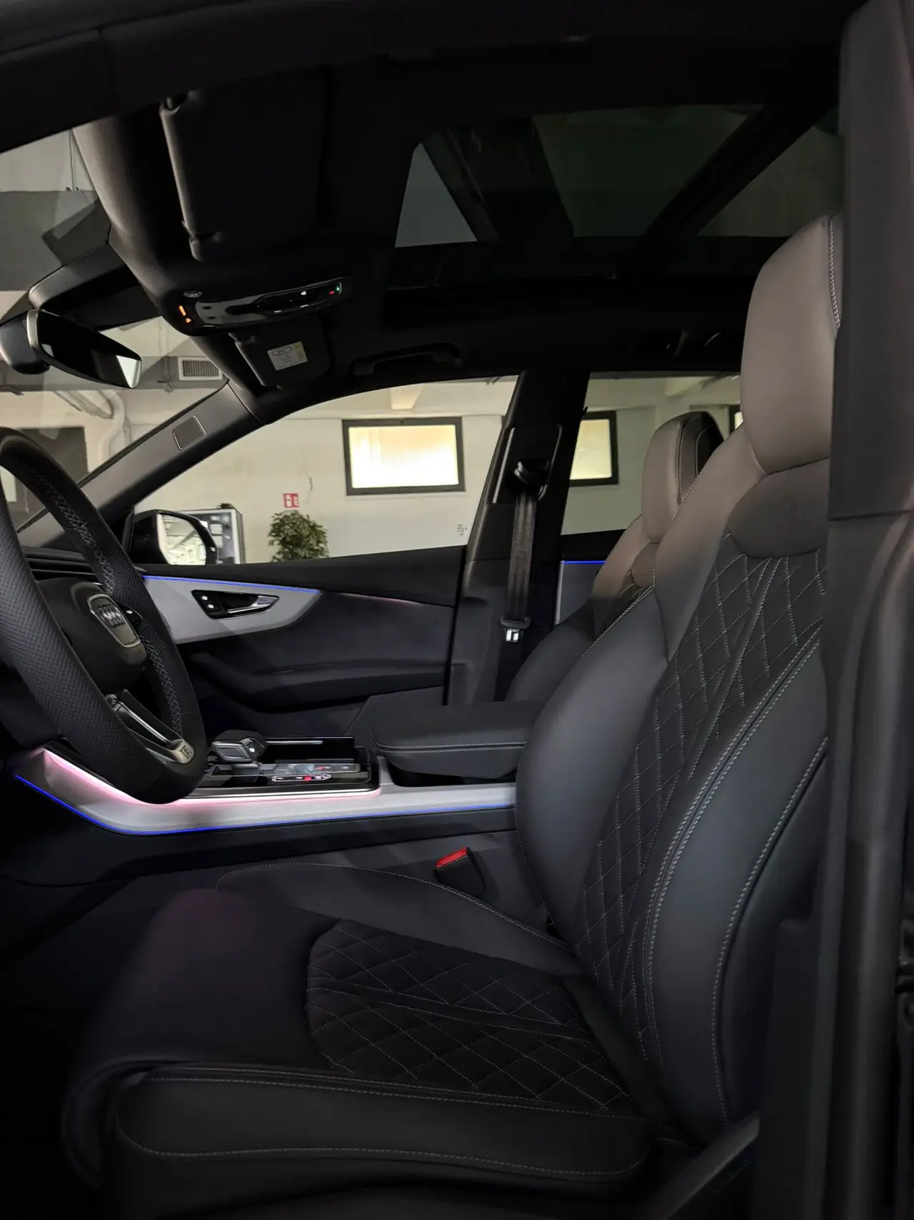 Audi Q8 2025, vue arrière — Nice Luxury Car Rental, Nice. Audi Q8 in Nice L'Audi Q8 2025 est proposée à la location à Nice, avec une configuration…