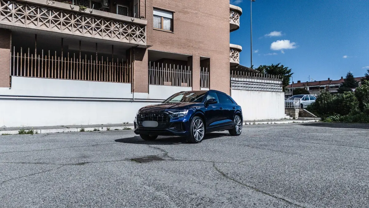 Audi Q8 55 TFSI 2022, extérieur — Nice Luxury Car Rental, Nice. Audi Q8 55 TFSI in Nice L'Audi Q8 55 TFSI 2022 est proposée à la location à Nice pour les…