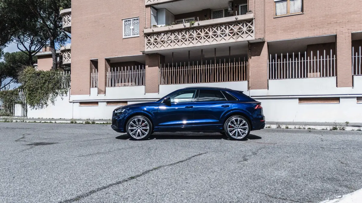 Audi Q8 55 TFSI 2022, vue avant — Nice Luxury Car Rental, Nice. Audi Q8 55 TFSI in Nice L'Audi Q8 55 TFSI 2022 est proposée à la location à Nice pour les…