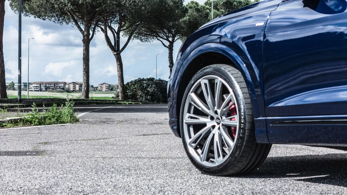 Audi Q8 55 TFSI 2022, vue arrière — Nice Luxury Car Rental, Nice. Audi Q8 55 TFSI in Nice L'Audi Q8 55 TFSI 2022 est proposée à la location à Nice pour les…