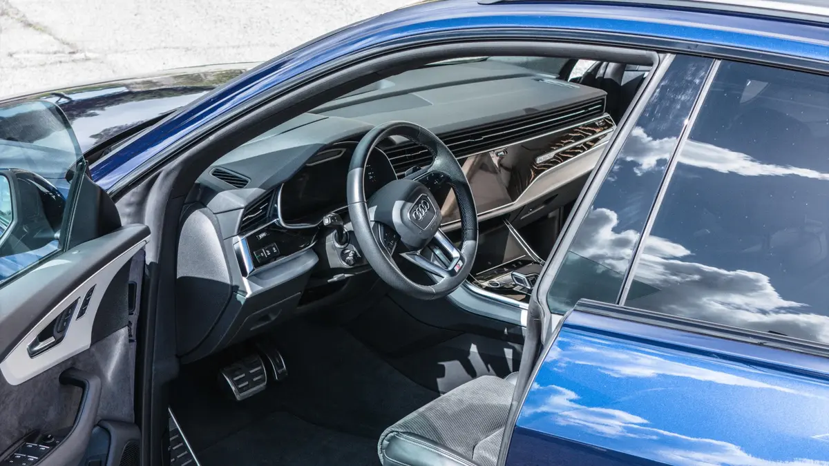 Audi Q8 55 TFSI 2022, intérieur — Nice Luxury Car Rental, Nice. Audi Q8 55 TFSI in Nice L'Audi Q8 55 TFSI 2022 est proposée à la location à Nice pour les…