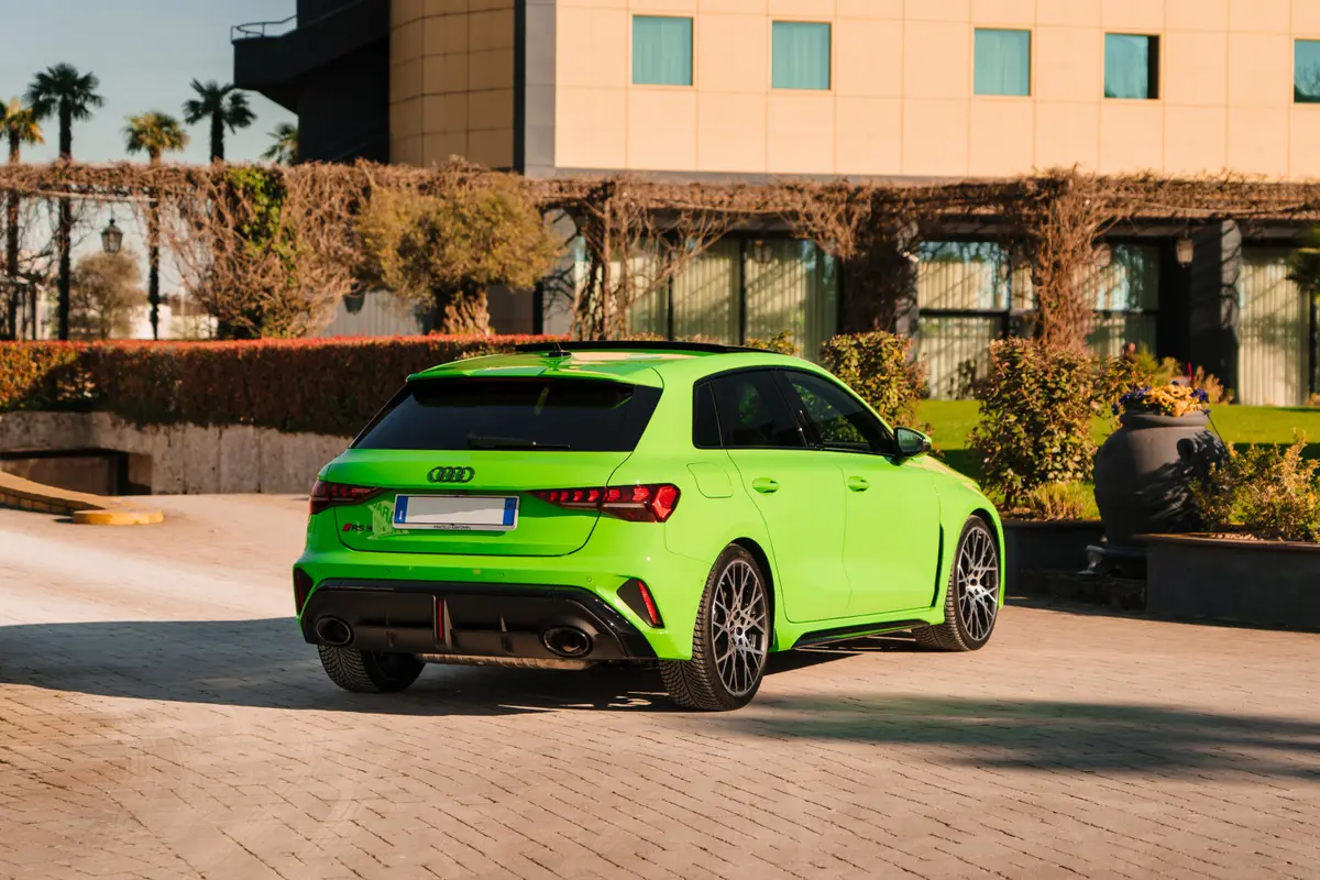 Audi RS3 Restyling 2025, вид сзади — Nice Luxury Car Rental, Ницца. Audi RS3 Restyling in Ницца Audi RS3 Restyling 2025 года предлагается для аренды в Ницце…
