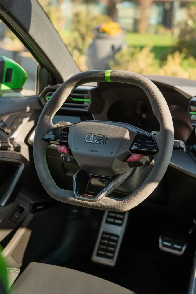Audi RS3 Restyling 2025, салон — Nice Luxury Car Rental, Ницца. Audi RS3 Restyling in Ницца Audi RS3 Restyling 2025 года предлагается для аренды в Ницце…