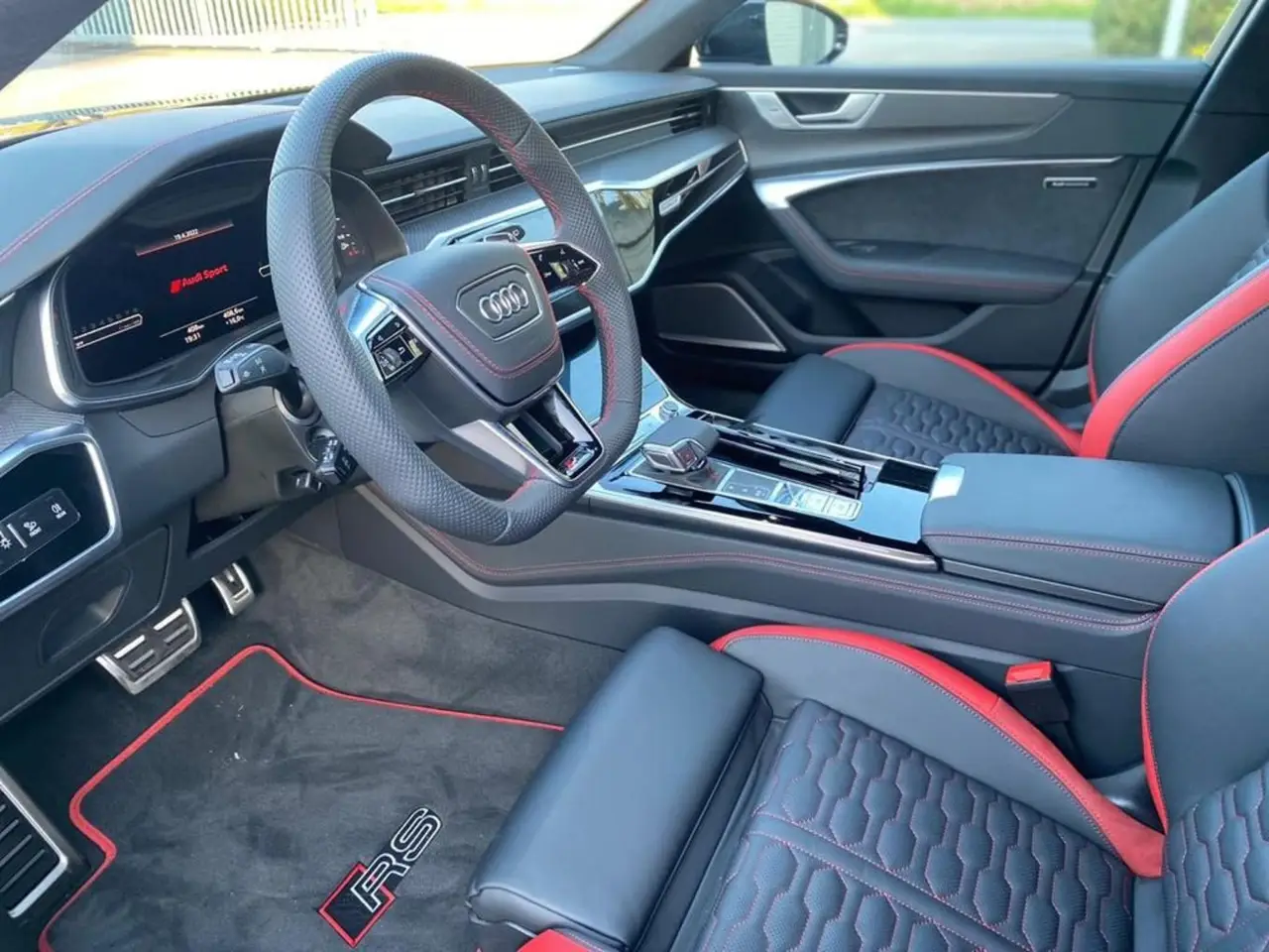 Audi RS6 2022, vue avant — Nice Luxury Car Rental, Nice. Audi RS6 in Nice La location d'une Audi RS6 2022 à Nice met à disposition un modèle sport…