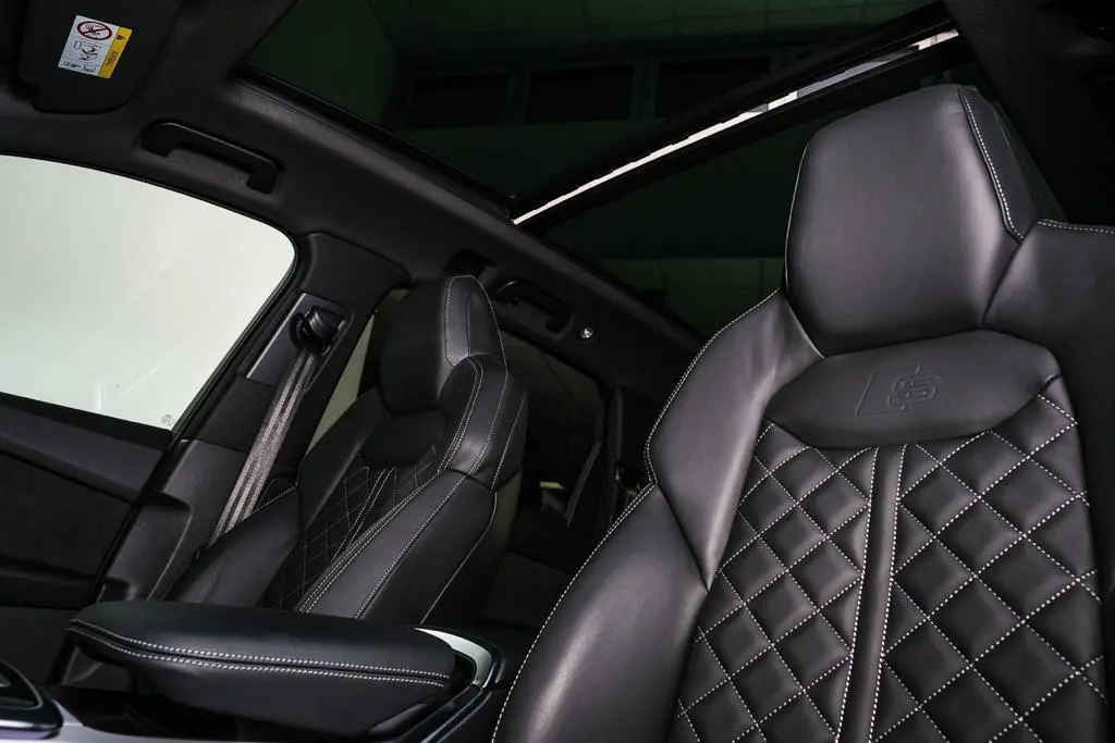 Audi SQ7 2025, extérieur — Nice Luxury Car Rental, Nice. Audi SQ7 in Nice L'Audi SQ7 2025 rejoint notre offre de location à Nice comme SUV à sept…