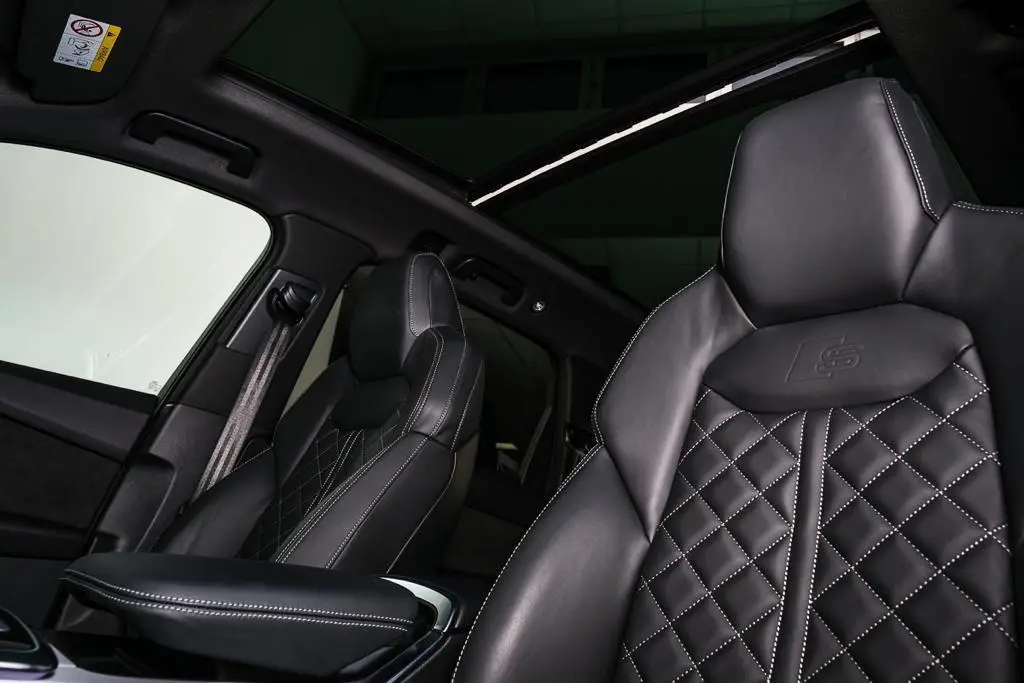 Audi SQ7 2025, extérieur — Nice Luxury Car Rental, Nice. Audi SQ7 in Nice L'Audi SQ7 2025 rejoint notre offre de location à Nice comme SUV à sept…