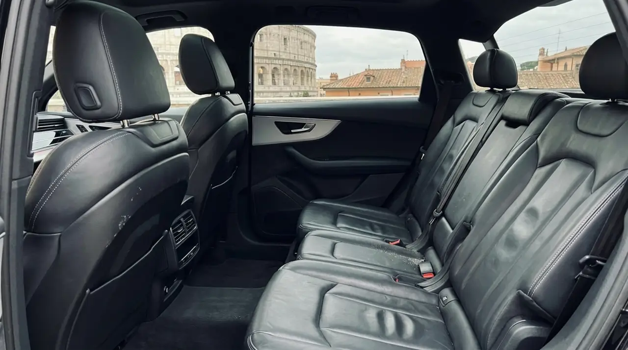Audi SQ7 7seater 2023, interior — Nice Luxury Car Rental, Niza. Audi SQ7 7seater in Niza El Audi SQ7 7seater 2023 está disponible para alquiler en Niza…
