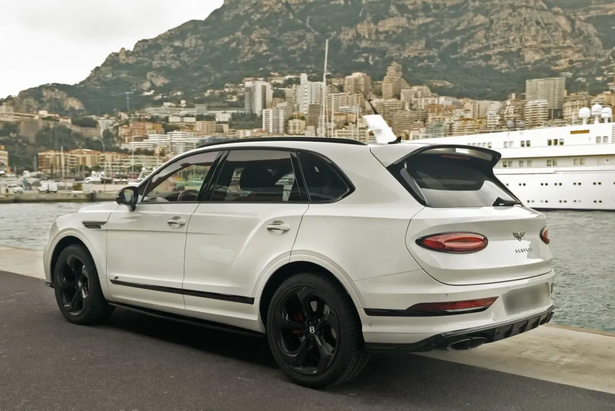 Bentley Bentayga V8-S 2024, extérieur — Nice Luxury Car Rental, Nice. Bentley Bentayga V8-S in Nice La Bentley Bentayga V8-S 2024 est proposée à la location à…