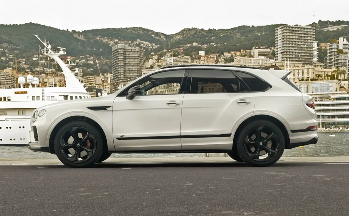 Bentley Bentayga V8-S 2024, vue avant — Nice Luxury Car Rental, Nice. Bentley Bentayga V8-S in Nice La Bentley Bentayga V8-S 2024 est proposée à la location à…