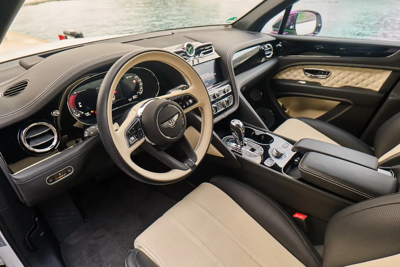 Bentley Bentayga V8-S 2024, vue arrière — Nice Luxury Car Rental, Nice. Bentley Bentayga V8-S in Nice La Bentley Bentayga V8-S 2024 est proposée à la location à…