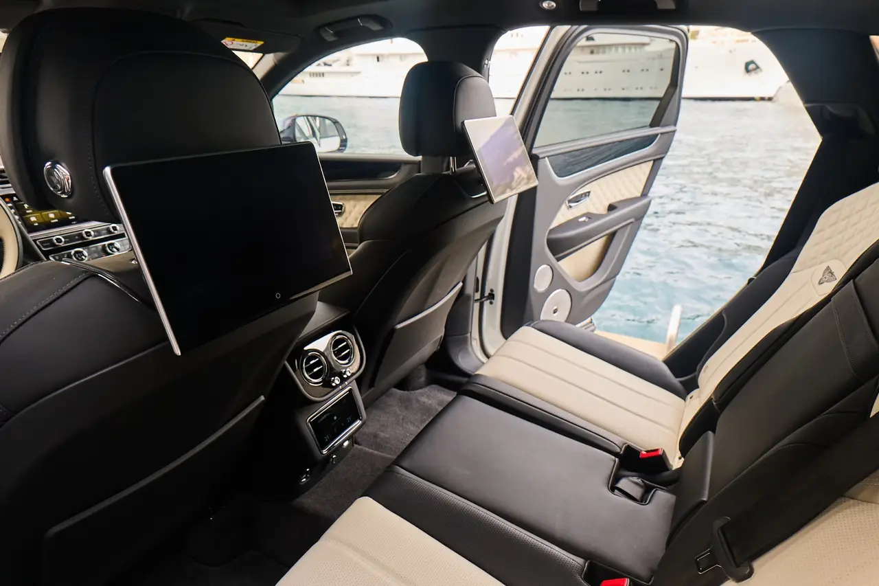 Bentley Bentayga V8-S 2024, intérieur — Nice Luxury Car Rental, Nice. Bentley Bentayga V8-S in Nice La Bentley Bentayga V8-S 2024 est proposée à la location à…