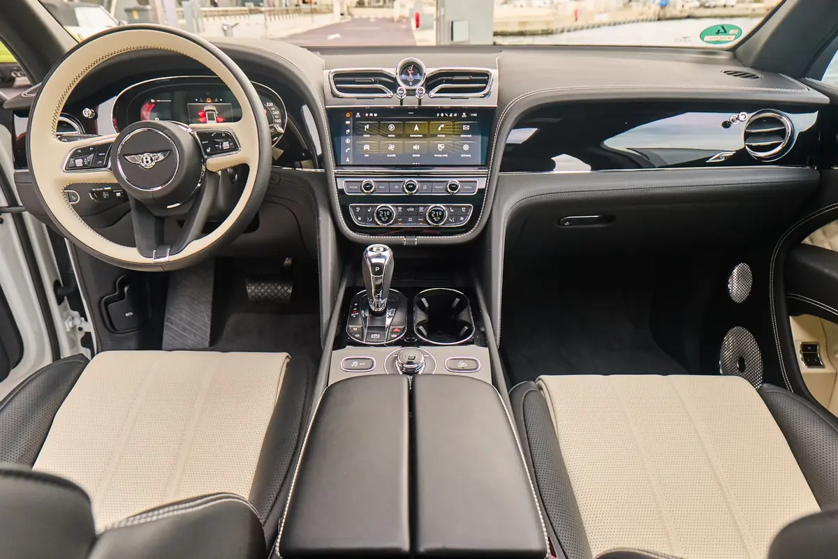 Bentley Bentayga V8-S 2024, tableau de bord — Nice Luxury Car Rental, Nice. Bentley Bentayga V8-S in Nice La Bentley Bentayga V8-S 2024 est proposée à la location à…