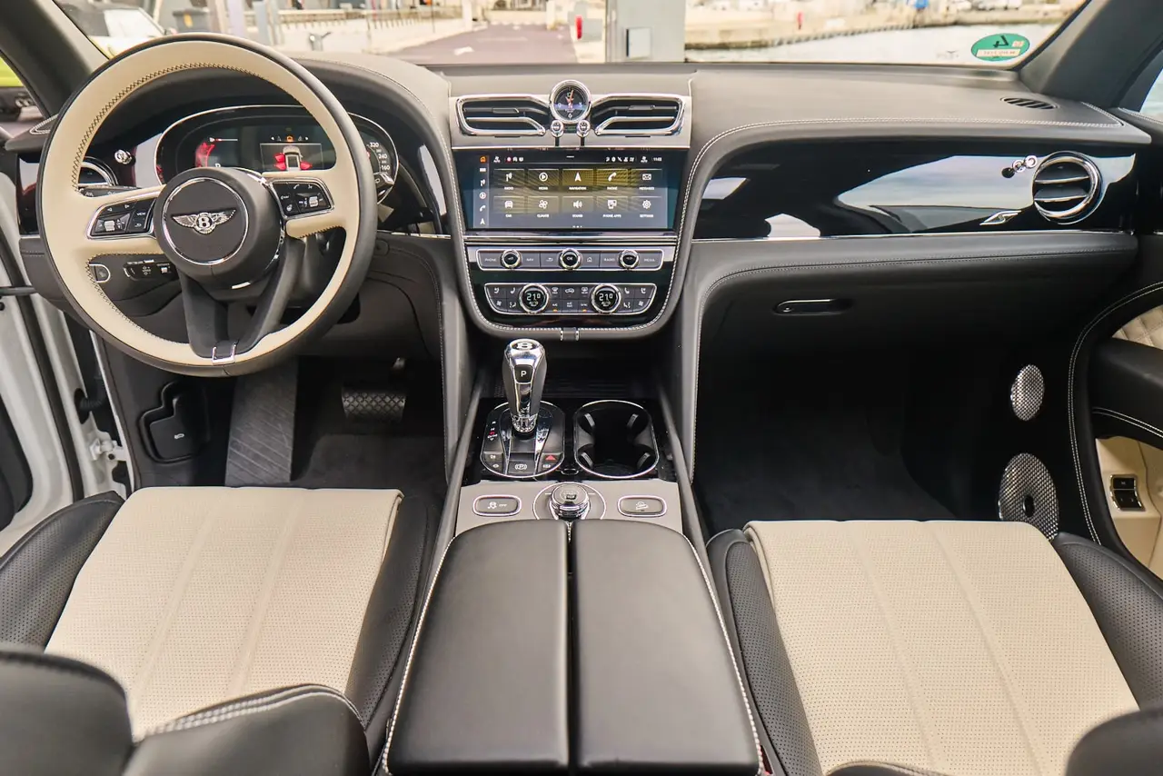 Bentley Bentayga V8-S 2024, tableau de bord — Nice Luxury Car Rental, Nice. Bentley Bentayga V8-S in Nice La Bentley Bentayga V8-S 2024 est proposée à la location à…
