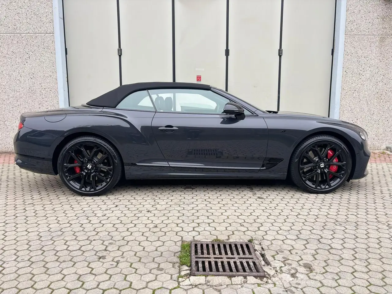 Bentley Continental GTC S V8 2025, vue arrière — Nice Luxury Car Rental, Nice. Bentley Continental GTC S V8 in Nice La Bentley Continental GTC S V8 2025 est proposée à…