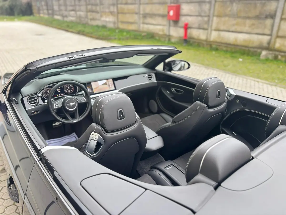 Bentley Continental GTC S V8 2025, profil latéral — Nice Luxury Car Rental, Nice. Bentley Continental GTC S V8 in Nice La Bentley Continental GTC S V8 2025 est proposée à…