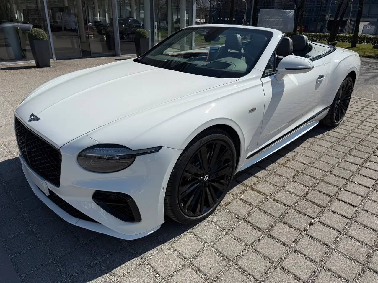 Bentley Continental GTC Speed 2025, приборная панель — Nice Luxury Car Rental, Ницца. Bentley Continental GTC Speed in Ницца Bentley Continental GTC Speed 2025 года можно…