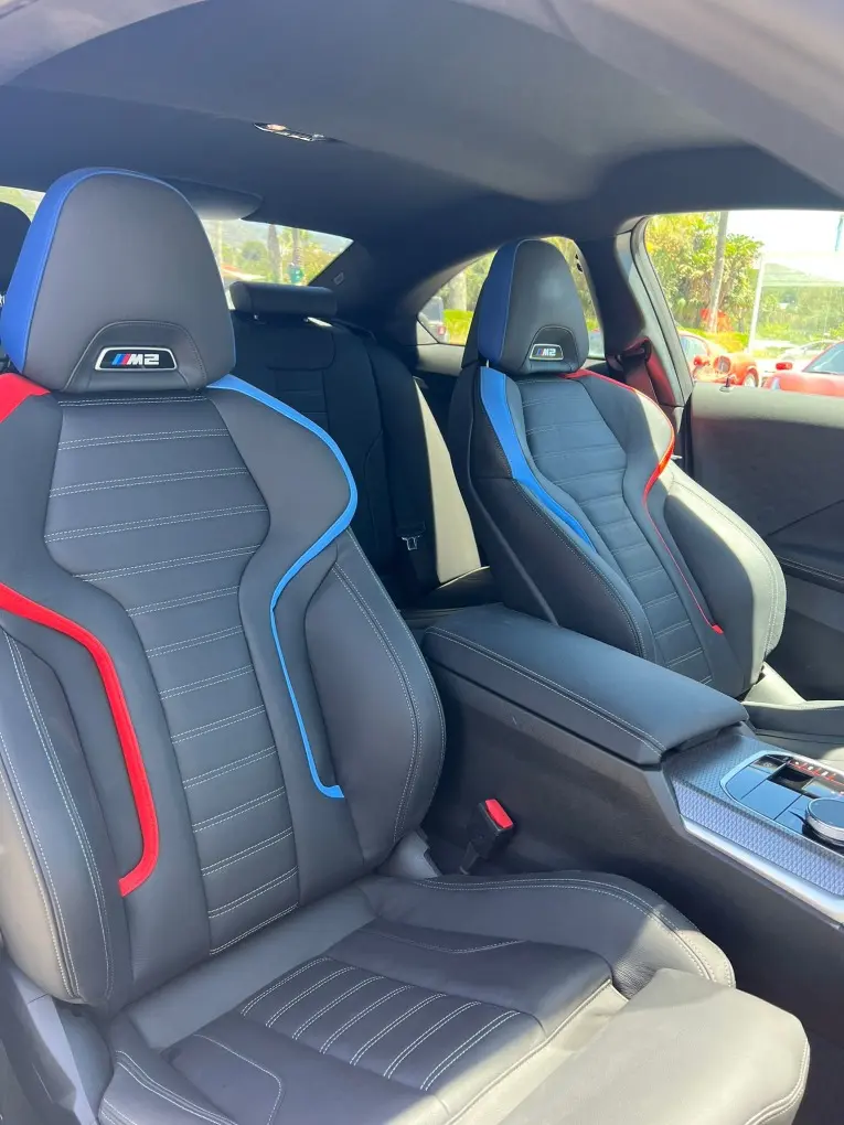 BMW M2 2024, vue arrière — Nice Luxury Car Rental, Nice. BMW M2 in Nice La BMW M2 2024 fait partie des sportives proposées à la location à Nice.…