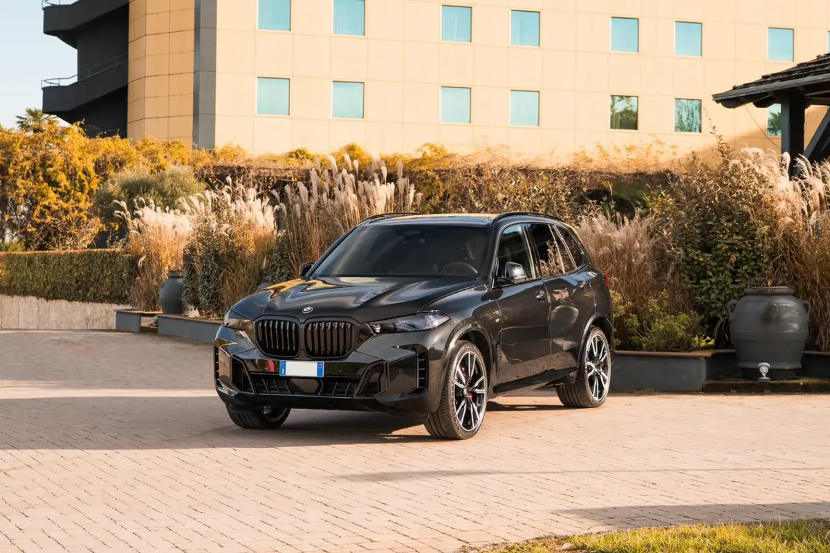 BMW X5 M-pack 30d 2025 — Nice Luxury Car Rental, Nice. BMW X5 M-pack 30d in Nice Le BMW X5 M-pack 30d 2025 est proposé à la location à Nice, un…