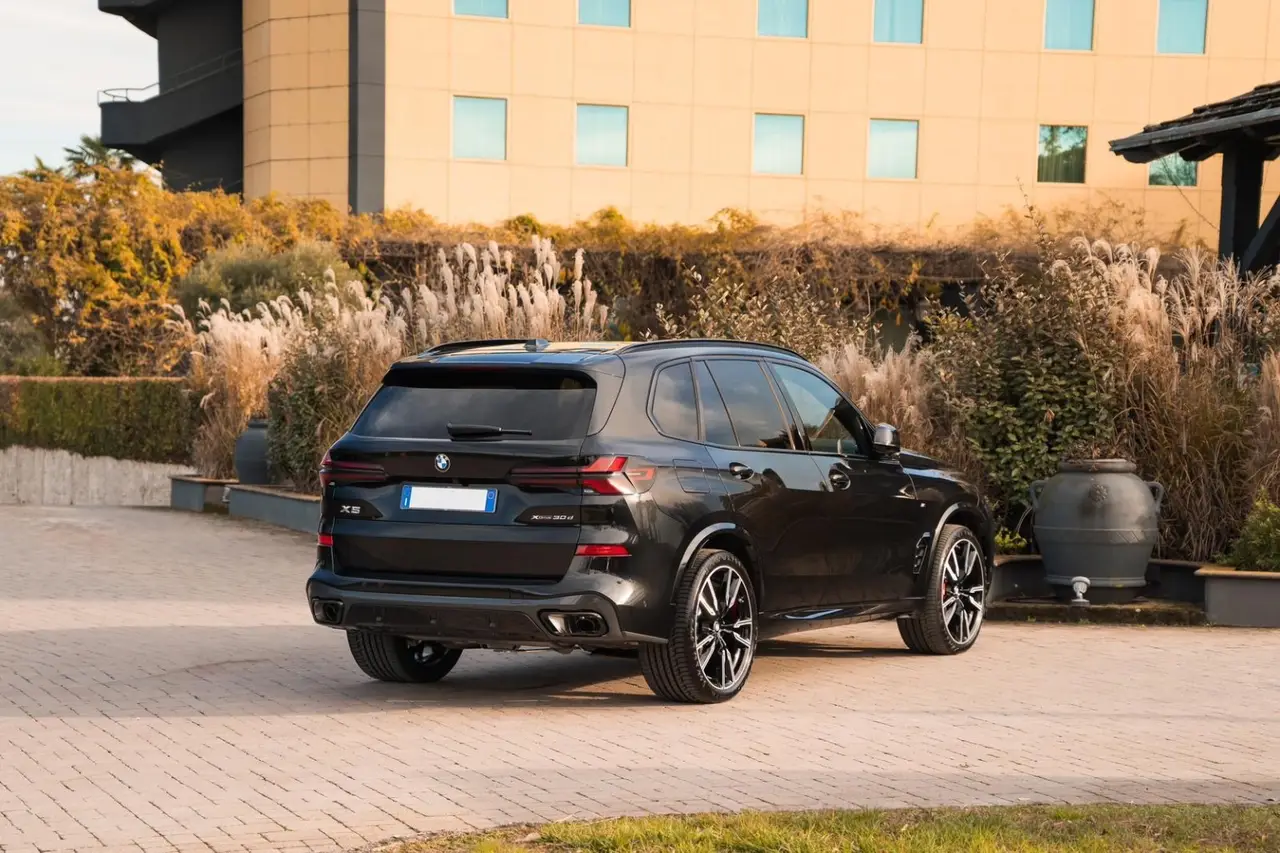 BMW X5 M-pack 30d 2025, vue avant — Nice Luxury Car Rental, Nice. BMW X5 M-pack 30d in Nice Le BMW X5 M-pack 30d 2025 est proposé à la location à Nice, un…