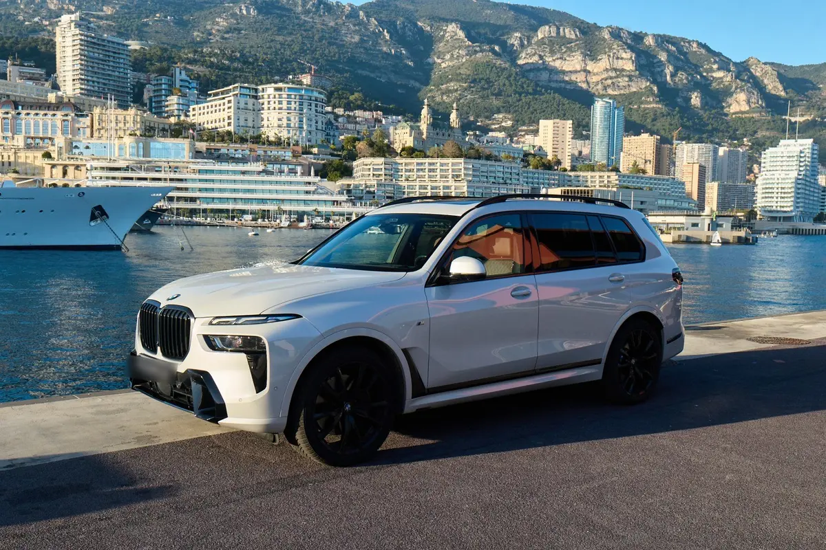 BMW X7 40d M 2024 — Nice Luxury Car Rental, Nice. BMW X7 40d M in Nice Le BMW X7 40d M 2024 est proposé à la location à Nice sous la forme…