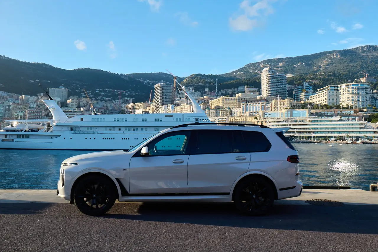 BMW X7 40d M 2024, extérieur — Nice Luxury Car Rental, Nice. BMW X7 40d M in Nice Le BMW X7 40d M 2024 est proposé à la location à Nice sous la forme…