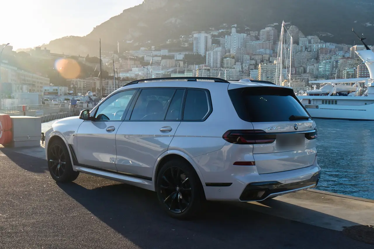 BMW X7 40d M 2024, vue avant — Nice Luxury Car Rental, Nice. BMW X7 40d M in Nice Le BMW X7 40d M 2024 est proposé à la location à Nice sous la forme…