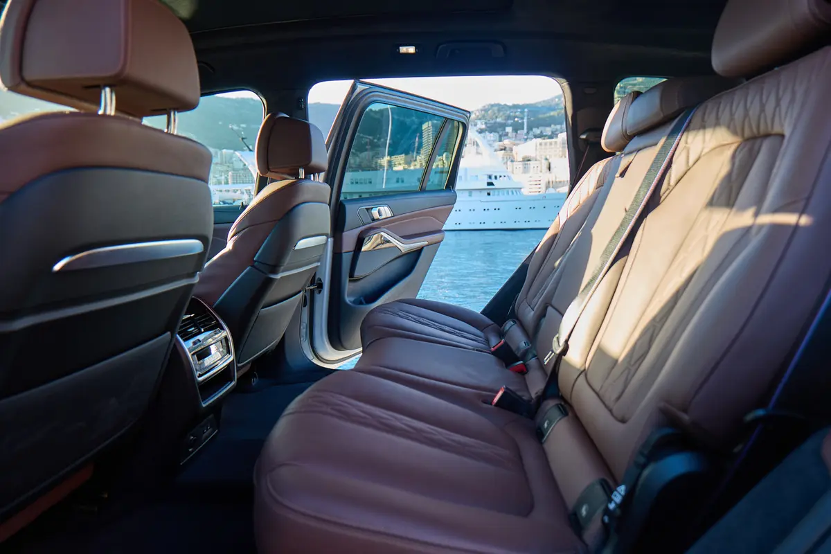 BMW X7 40d M 2024, vue arrière — Nice Luxury Car Rental, Nice. BMW X7 40d M in Nice Le BMW X7 40d M 2024 est proposé à la location à Nice sous la forme…