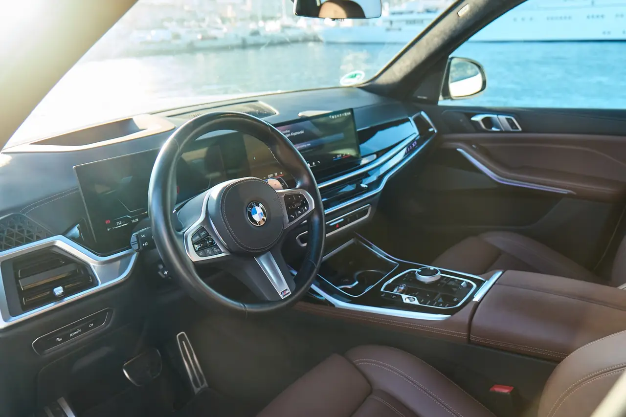 BMW X7 40d M 2024, intérieur — Nice Luxury Car Rental, Nice. BMW X7 40d M in Nice Le BMW X7 40d M 2024 est proposé à la location à Nice sous la forme…