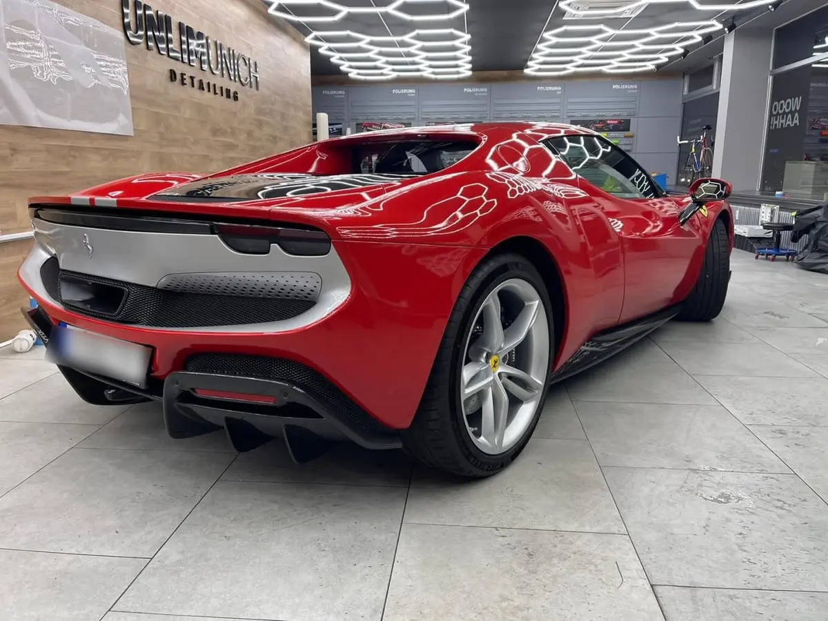 Ferrari 296 GTB 2023, exterior — Nice Luxury Car Rental, Niza. Ferrari 296 GTB in Niza El Ferrari 296 GTB de 2023 está disponible para alquiler en Niza…
