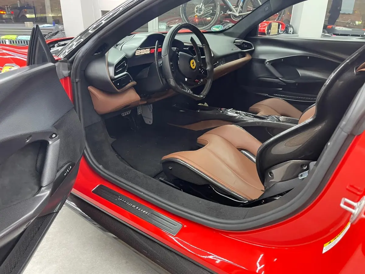 Ferrari 296 GTB 2023, vista frontal — Nice Luxury Car Rental, Niza. Ferrari 296 GTB in Niza El Ferrari 296 GTB de 2023 está disponible para alquiler en Niza…