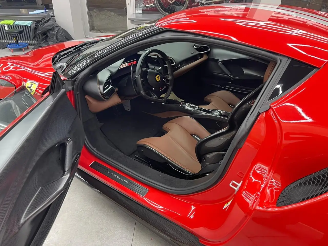 Ferrari 296 GTB 2023, vista trasera — Nice Luxury Car Rental, Niza. Ferrari 296 GTB in Niza El Ferrari 296 GTB de 2023 está disponible para alquiler en Niza…