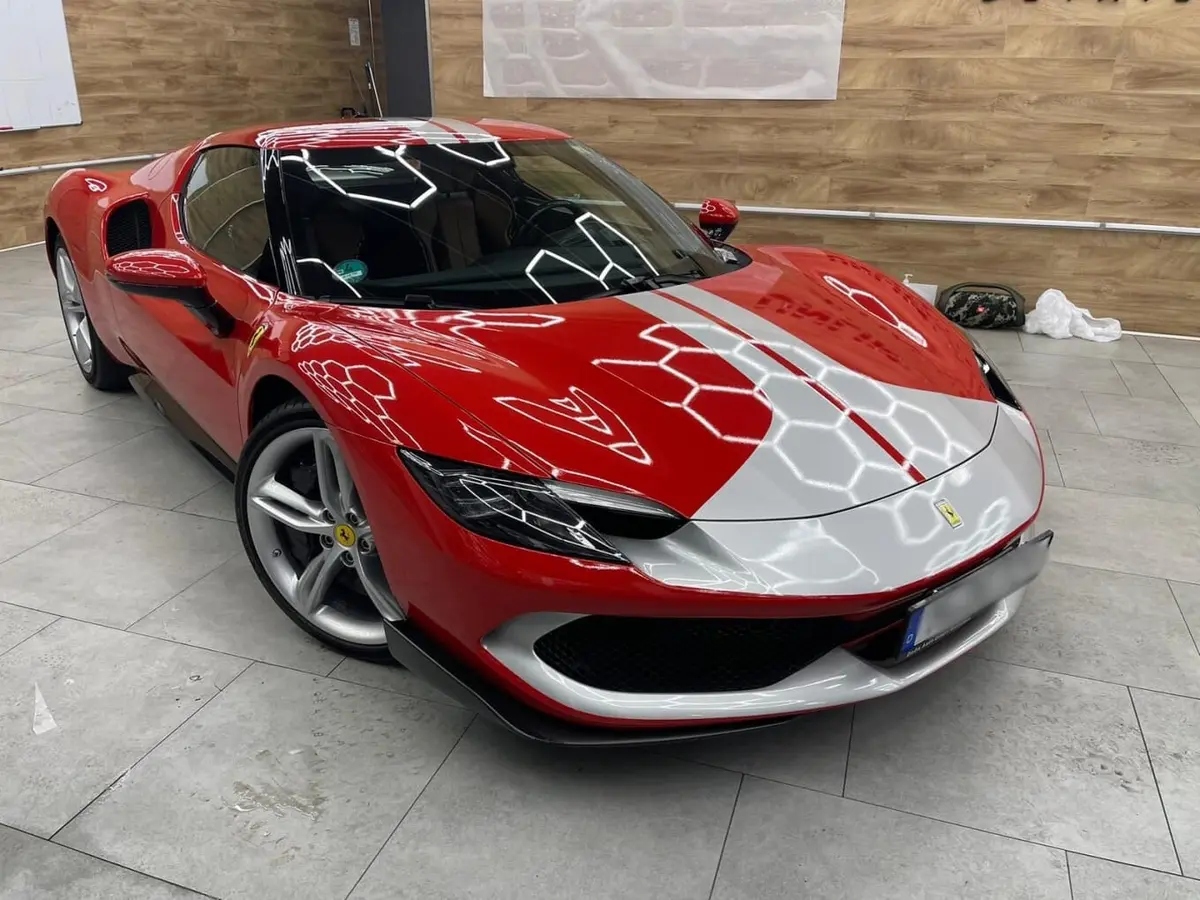 Ferrari 296 GTB 2023 — Nice Luxury Car Rental, Niza. Ferrari 296 GTB in Niza El Ferrari 296 GTB de 2023 está disponible para alquiler en Niza…