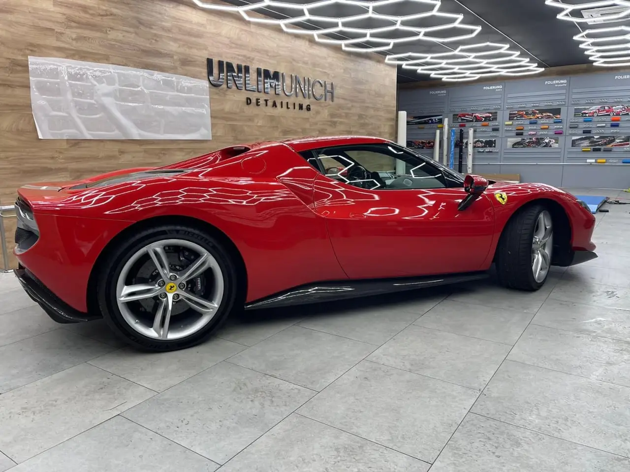 Ferrari 296 GTB 2023, interior — Nice Luxury Car Rental, Niza. Ferrari 296 GTB in Niza El Ferrari 296 GTB de 2023 está disponible para alquiler en Niza…