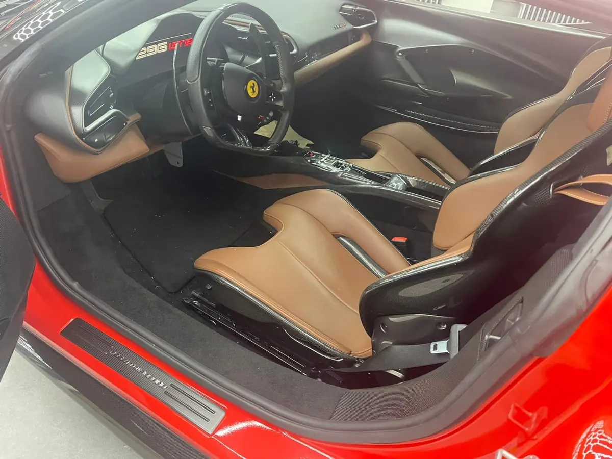 Ferrari 296 GTB 2023, salpicadero — Nice Luxury Car Rental, Niza. Ferrari 296 GTB in Niza El Ferrari 296 GTB de 2023 está disponible para alquiler en Niza…