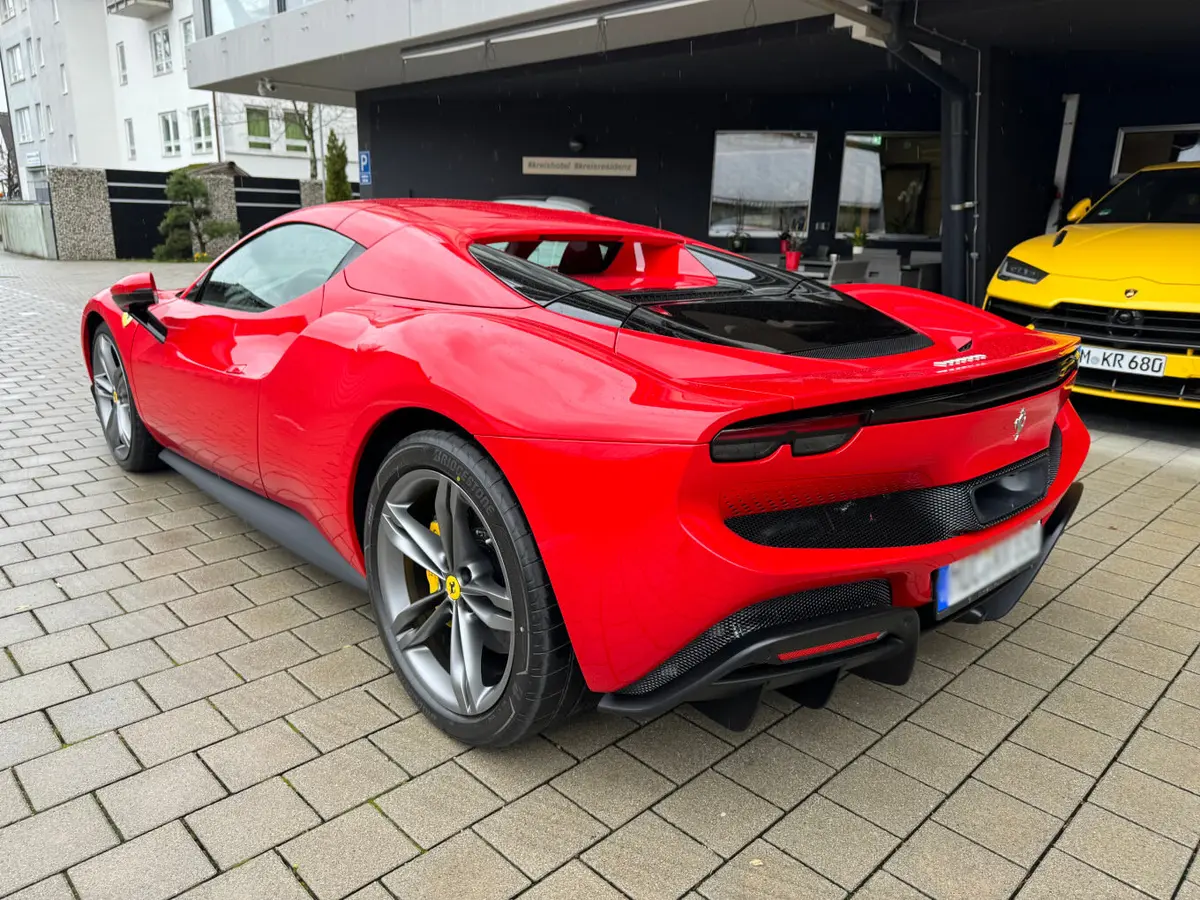 Ferrari 296 GTS Spider 2024, exterior — Nice Luxury Car Rental, Niza. Ferrari 296 GTS Spider in Niza El Ferrari 296 GTS Spider 2024 está disponible para…