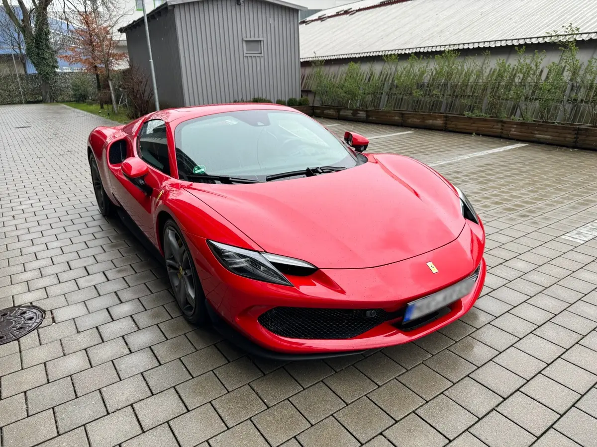 Ferrari 296 GTS Spider 2024, vista frontal — Nice Luxury Car Rental, Niza. Ferrari 296 GTS Spider in Niza El Ferrari 296 GTS Spider 2024 está disponible para…