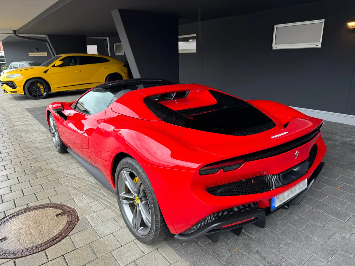 Ferrari 296 GTS Spider 2024, vista trasera — Nice Luxury Car Rental, Niza. Ferrari 296 GTS Spider in Niza El Ferrari 296 GTS Spider 2024 está disponible para…
