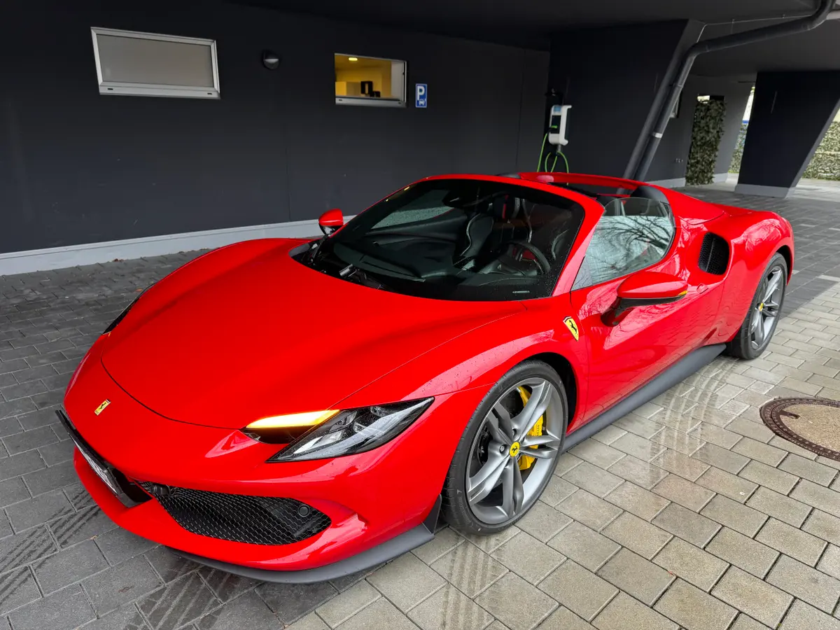 Ferrari 296 GTS Spider 2024, interior — Nice Luxury Car Rental, Niza. Ferrari 296 GTS Spider in Niza El Ferrari 296 GTS Spider 2024 está disponible para…